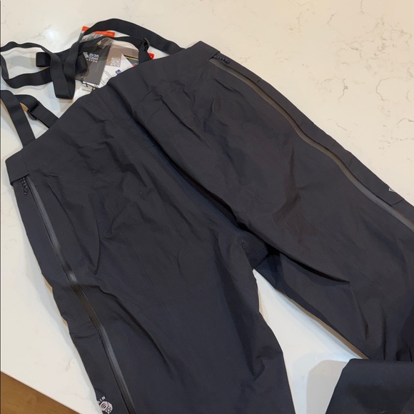 🎿Mountain Hardwear Gore-Tex Pro Pants. For your winter weather activities.
⛷️🏂 - Picture 10 of 16